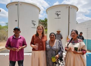 FOTOGRAFÍA MINISTRA DE VIVIENDA HELGA RIVAS EN ENTREGA DE MEJORAMIENTOS EN RIOACHA, LA GUAJIRA
