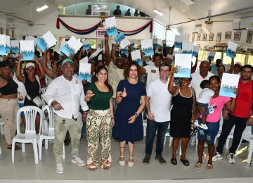 FOTOGRAFÍA ENTREGA TITULO PREDIAL 250 TOLU, SUCRE 02