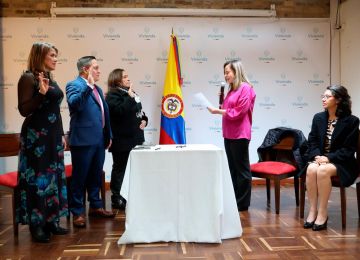 FOTOGRAFÍA COMUNICADO POSESIÓN EXPERTOS CRA 03