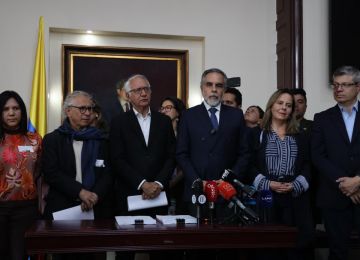 FOTOGRAFÍA GOBIERNO RADICA LEY DE COMPETENCIAS 03