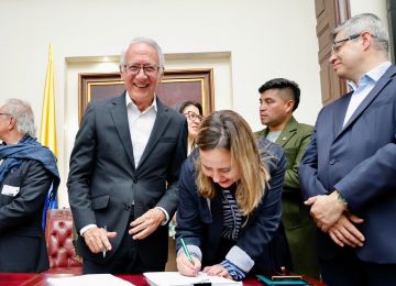 FOTOGRAFÍA GOBIERNO RADICA LEY DE COMPETENCIAS 01