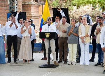 FOTOGRAFIA COMUNICADO GOBIERNO ENTREGA LA PRIMERA CASA PARA DAMNIFICADOS DEL TERREMOTO EN BUGA, VALLE DEL CAUCA 01