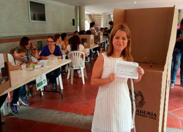 Invitamos a ejercer su derecho al voto a pesar de la lluvia Elsa Noguera