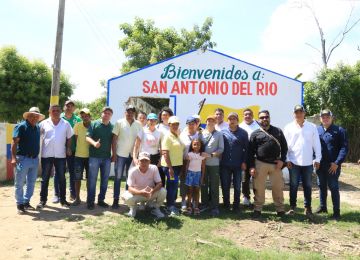 FOTOGRAFIA EQUIPO DE DIRECCIÓN DE POLÍTICA Y REGULACIÓN DEL MINISTERIO DE VIVIENDA EN  PLATO MAGDALENA