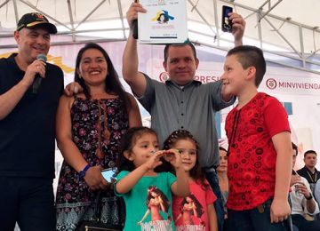 326 familias quindianas recibieron de manos del Vicepresidente las llaves de su casa propia