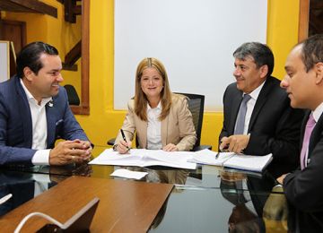 Minvivienda y Gobernador de Santander trabajan para proteger las cuencas hidricas en ese departamento