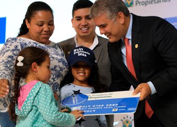 Primeras familias beneficiarias de Semillero de Propietarios recibieron la tarjeta-llave de su nuevo hogar de manos del Presidente de la Republica