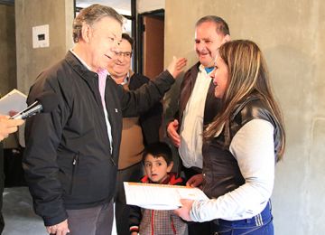 Familias ahorradoras en Pasto recibieron 170 viviendas de manos del Presidente Santos