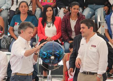En emotivo acto de Ibague Presidente Santos y Minvivienda sortearon hoy viviendas gratis para 550 familias vulnerables