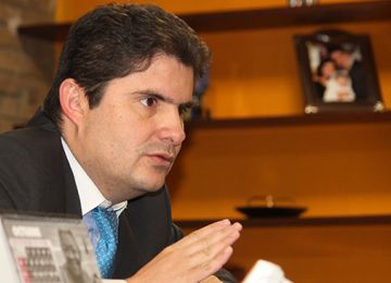 Ministro Luis Felipe Henao expone en Espana la politica de vivienda de Colombia