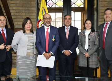 El Ministro de Vivienda es condecorado por su aporte a soldados y policias colombianos