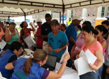 Mas de 4000 familias beneficiarias de viviendas gratis en Barranquilla participan en feria de servicios