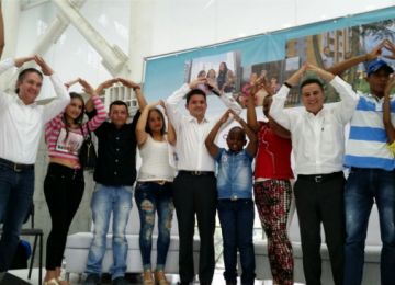 Un total de 1.512 familias desplazadas reciben hoy una vivienda gratis en Medellín, Antioquia