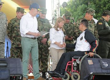 Heroes de Colombia heridos en combate reciben subsidios de vivienda como regalo de Navidad