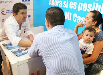 Ministro de Vivienda atendio a beneficiarios potenciales de Mi Casa Ya en Expoinmobiliaria