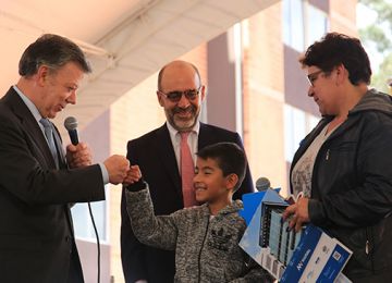 Presidente Santos y Minvivienda entregaron 400 casas a familias ahorradoras en Bogota