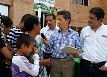 Un total de 180 familias en extrema pobreza de Antioquia reciben hoy una casa gratis