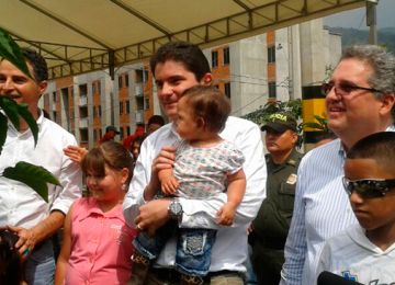 328 familias de escasos recursos de Medellín recibieron una casa como regalo de navidad