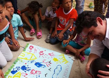 A 641 familias pobres de Magdalena les cambió la vida hoy, luego de una casa gratis en el sorteo que presidió el Ministro de Vivienda, Luis Felipe Henao Cardona