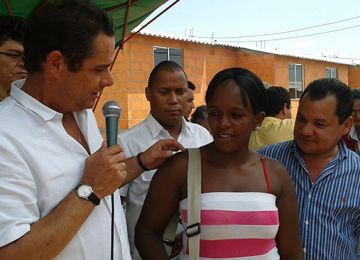 En Palmira, Valle del Cauca, Vargas Lleras entregó 170 casas gratis