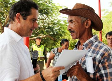 En Repelón, Atlántico, Vargas Lleras entregó escrituras de sus predios a 210 familias pobres