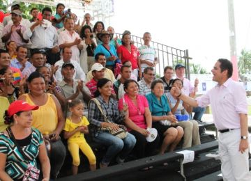 Más colombianos con agua 24 horas al día y alcantarillado, anuncia Vargas Lleras