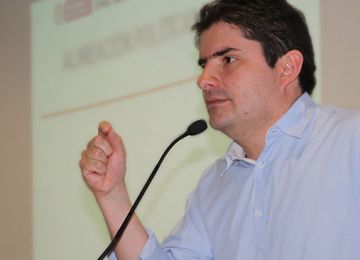 Ministro Henao Cardona interviene en foro para evaluar el primer año del programa de las viviendas gratis
