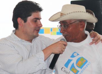 Ministro Henao entregó 187 viviendas gratis a familias desplazadas por la violencia en Cartagena