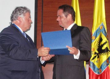 Ministro Vargas Lleras es galardonado por su exitoso programa de vivienda gratuita