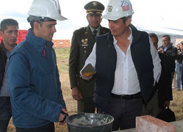 Ministro Vargas Lleras puso en marcha la construcción de viviendas gratis en Bogotá