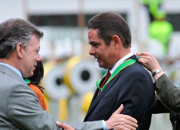Presidente Santos condecora a Vargas Lleras por sus logros en el Ministerio de Vivienda