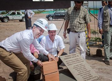 Presidente Santos y Ministro Vargas Lleras pusieron primeras piedras de viviendas gratis en Cundinamarca