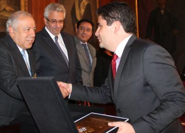Universidad del Rosario condecoró al Ministro Felipe Henao Cardona