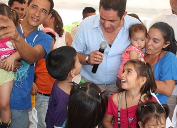 Vargas Lleras culmina su gestión en Minvivienda entregando casas gratis