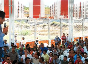 Vargas Lleras entregó 580 casas a hogares desplazados y vulnerables de Neiva