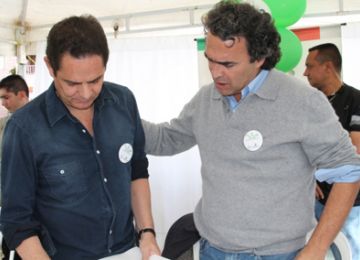 Vargas Lleras firma convenio que asegura cupo total de viviendas gratis para Antioquia