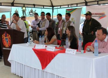 Vargas Lleras se "pegó la rodadita" al Huila para lanzar subasta de viviendas gratis
