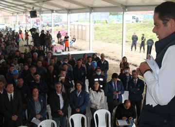 Vivienda gratuita en Bogotá está sujeta a licencias que debe dar el Distrito: Vargas Lleras