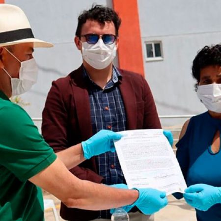 Rosa Emilia Cañas recibe los documentos que la acreditan como nueva propietaria de vivienda en San Lorenzo, Nariño. Foto: Cortesía Alcaldía de San Lorenzo.