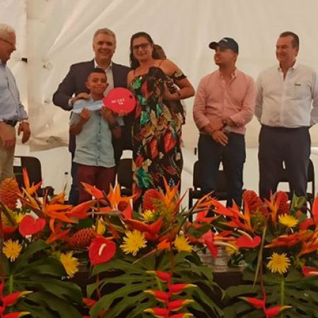 El presidente Iván Duque y el ministro de Vivienda, Jonathan Malagón, durante entrega de viviviendas en Popayán. Foto: Yohana Cabrera (MVCT).