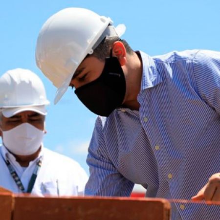 El ministro de Vivienda, Jonathan Malagón, puso la primera piedra del CDI en el que se invertirán $3 mil millones.