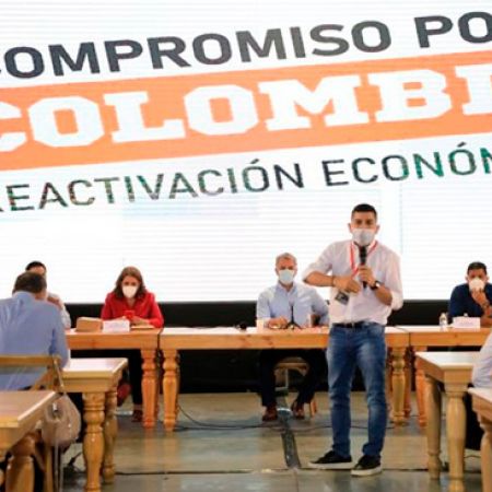 El ministro de Vivienda en su intervención durante el encuentro Compromiso por Colombia, en Cali. Foto: René Valenzuela (MVCT)