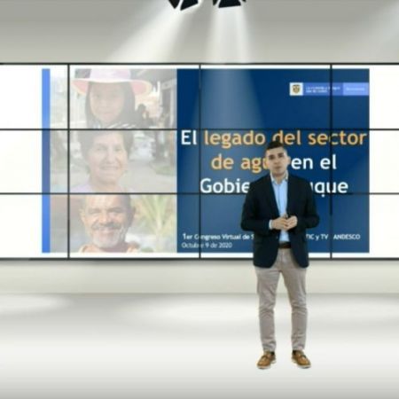 Ministro de Vivienda, Jonathan Malagón, en compañía del viceministro de Agua, Jose Luis Acero, durante sesión de agua y saneamiento en el 1er Congreso Virtual de servicios públicos de Andesco.