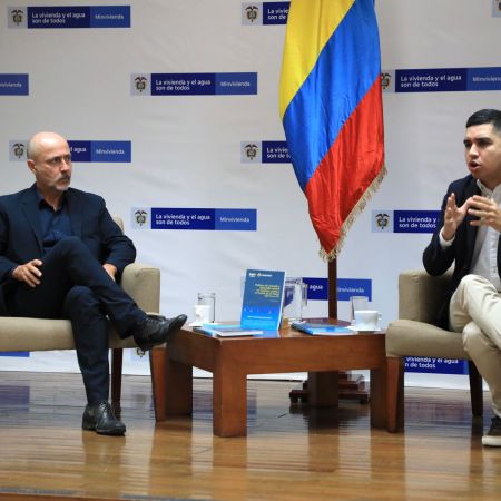 Roi Chiti, coordinador de ONU-Hábitat para la región Andina y el ministro de Vivienda, Ciudad y Territorio, Jonathan Malagón. Foto: René Valenzuela (MVCT)