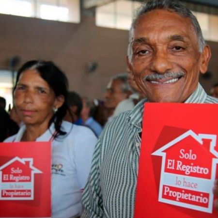 9.013 predios fiscales fueron titulados durante el 2020 gracias a la gestión y acción del Ministerio de Vivienda, Ciudad y Territorio. Foto: Archivo (MVCT).