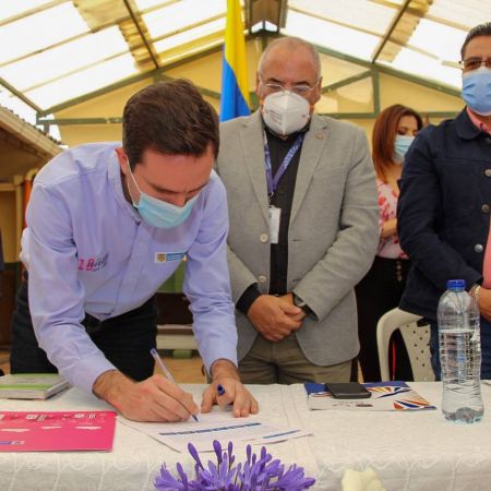 Firma de entrega de título gratuito. Foto: Alcaldía de Pasto