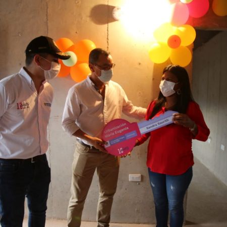 El ministro de Vivienda, Jonathan Malagón, y el alcalde del municipio de Agustín Codazzi (Cesar), Ómar Enrique Benjumea, entregaron 200 viviendas. Foto: Sharon Durán (MVCT)