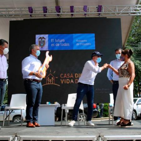 En Ibagué, donde estuvieron el presidente Iván Duque y el ministro de Vivienda, Jonathan Malagón, se invertirán $20 mil millones en 1.836 mejoramientos. Foto: Sharon Duran (MVCT)