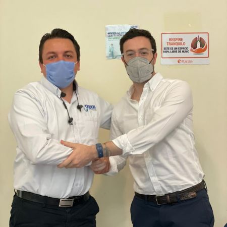 Gerente de Aguas de Manizales, Omar Eliud Nova y director de Política de Minvivienda, Hugo A. Bahamón, al finalizar la jornada de apertura de sobres. Foto: Aguas de Manizales.
