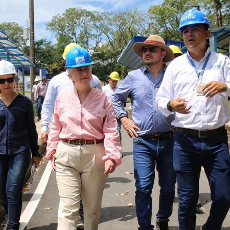 La ministra de vivienda visitó la capital del Meta para trazar una hoja de ruta que permita mitigar el racionamiento de agua. Foto: Sharon Durán (MVCT)